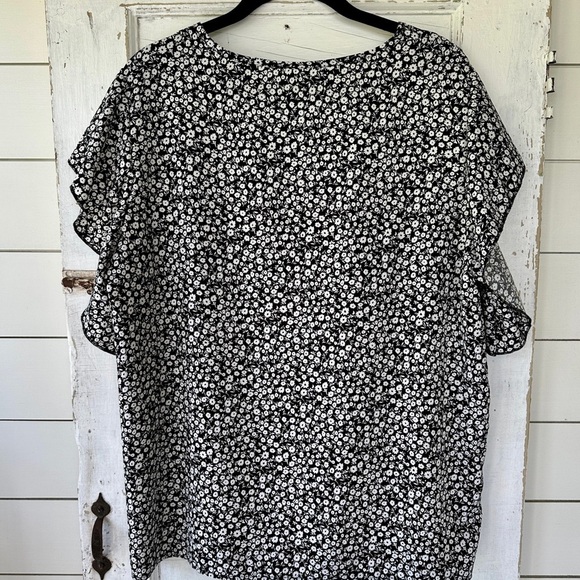 NO BRAND, NWOT, WOMENS BLACK & WHITE PRINT TOP. V-NECK, FLUTTER SLEEVES.SIZE XL - Picture 4 of 7